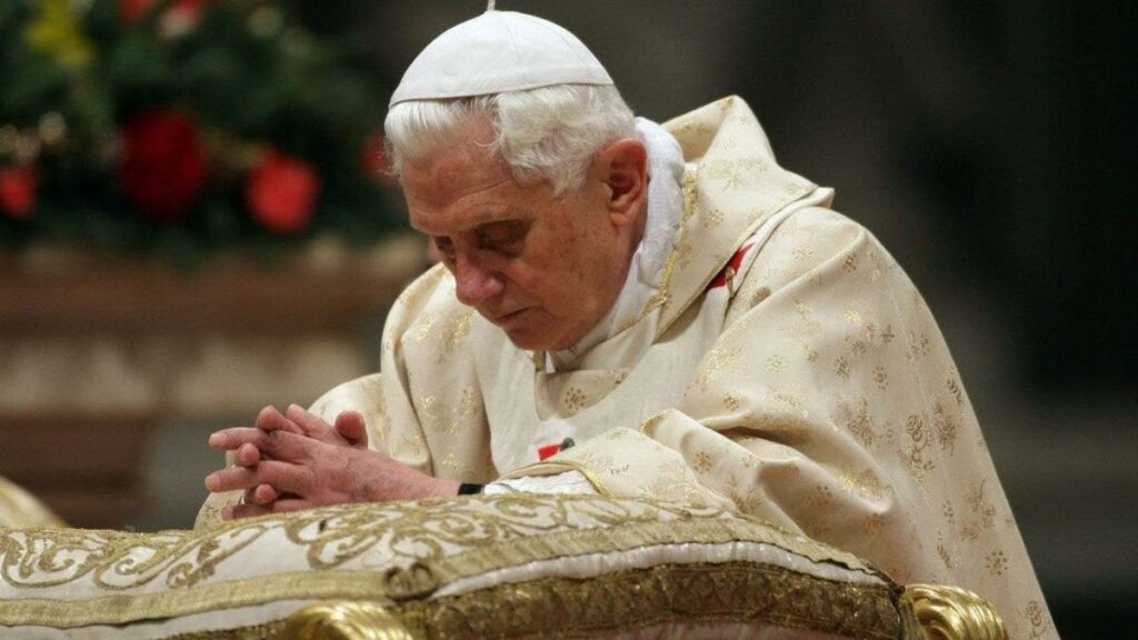 Benedict XVI praying